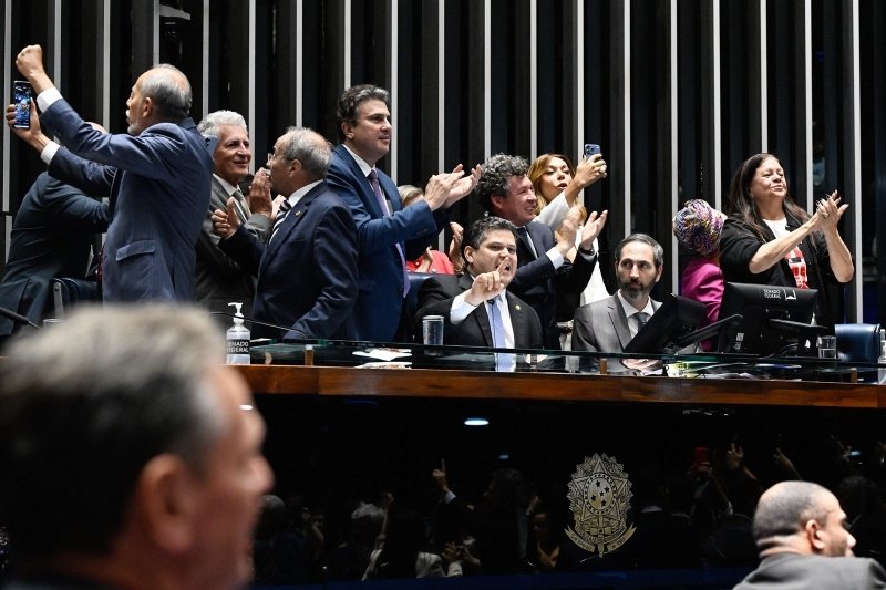 Senado aprova fim da escala 6x1 e reduz jornada de trabalho para 40h