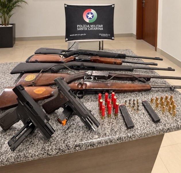 PM usa arma de choque e apreende arsenal durante ocorrência de perturbação