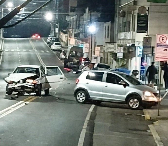 Motorista passa mal e colide contra carro parado sem combustível em Joaçaba