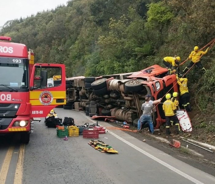 Caminhoneiro fica preso às ferragens após carreta tombar na BR-282