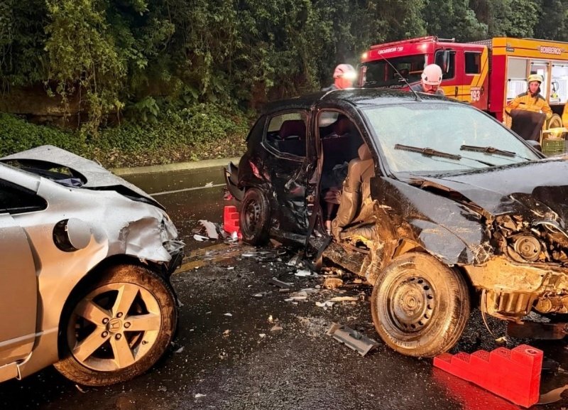 Colisão entre veículos deixa mulher morta e três feridos na BR-282