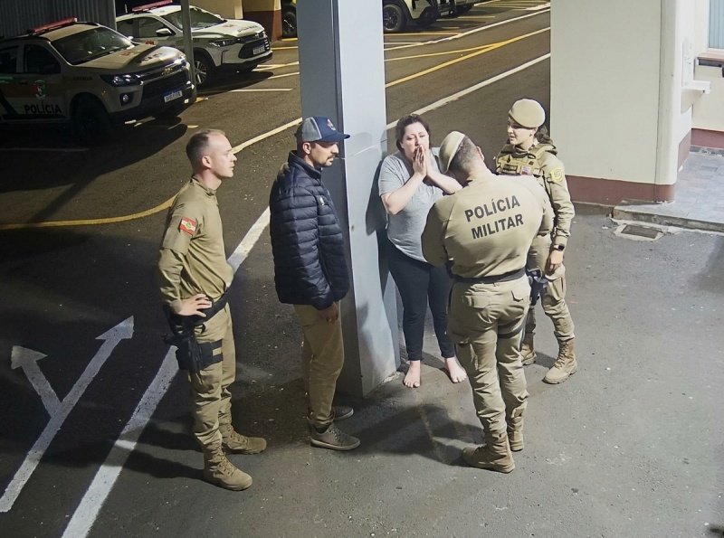 Policiais militares salvam bebê de 25 dias engasgada após amamentação 