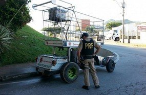 Veículo adaptado para entregar compras trafegava na BR-101