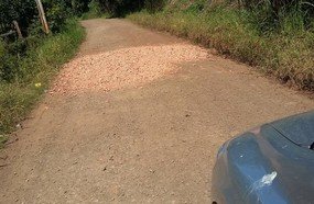 Moradores arrumam estrada com sobras de telhas em Herval