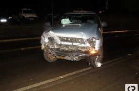 Caminhonete atinge Corsa após aquaplanar na pista