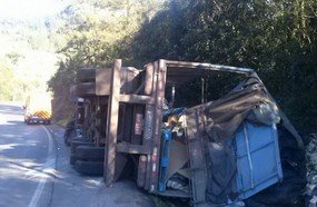 Carreta carregada com arroz tomba na BR-282 em Catanduvas