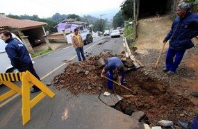 Prefeitura atua nas melhorias das ruas afetadas pelas chuvas