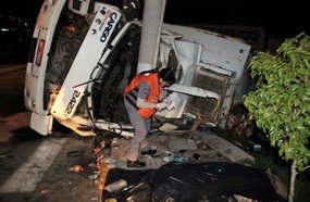 Homem morre após caminhão colidir contra poste