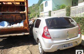 Caminhão do lixo enrosca em veículo na Caetano Branco