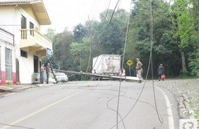 Caminhão derruba poste no bairro Santa Tereza em Joaçaba