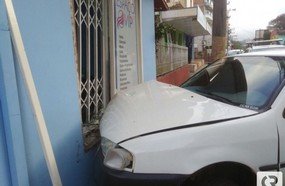 Mulher colide veículo em salão de beleza após ficar sem freio