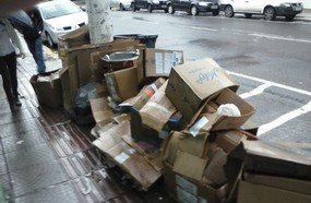 Leitor reclama de acúmulo de lixo nas calçadas de Joaçaba