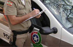 PM aborda mais de 30 veículos durante blitz em Joaçaba