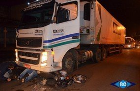 Motociclista vai parar debaixo de carreta no centro de Capinzal