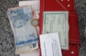 Jovem imobiliza ladrão até a chegada da polícia
