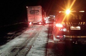Mais de 04 horas para limpar pista onde carreta tombou na BR-153