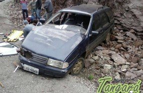 Veículo de Joaçaba colide contra paredão de pedras na SC-135