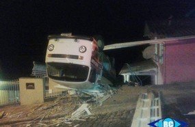 Kombi desanda e atinge residência em Capinzal