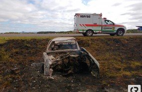 Jovem morre carbonizado após colisão em árvore na BR-470
