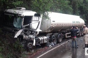 Colisão entre caminhão e carreta deixa motorista gravemente ferido