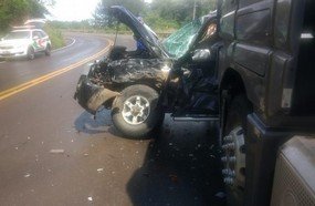 Colisão deixa motorista preso às ferragens na SC-355