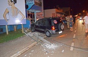 Motorista derruba poste de energia elétrica em Ouro