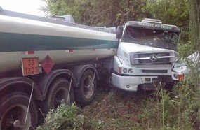 Motorista sofre ferimentos após colidir contra árvore na BR-470