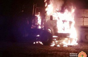 Cabine de caminhão é destruída por incêndio em Vargem Bonita