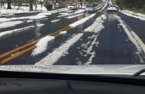 Chuva de granizo muda paisagem e deixa rodovia coberta de gelo