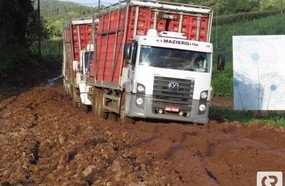 Caminhões carregados com frangos atolam no interior de Herval