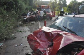 Colisão frontal entre veículos deixa cinco pessoas feridas em Caçador