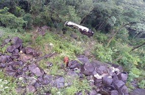 Caminhão despensa em Ribanceira na BR-153
