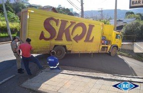 Caminhão de Joaçaba fica sem freio e atinge poste em Capinzal