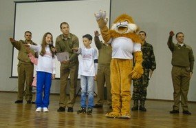 Polícia Militar forma alunos do PROERD em Joaçaba