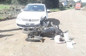 Adolescente é atropelado após colidir motocicleta em Voyage