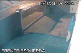 Ladrão trapalhão: ao pular muro malandro cai dentro de piscina