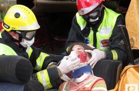 Bombeiros simulam resgate em curso de capacitação