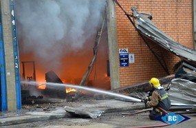 Incêndio destrói fábrica de calçados em Lacerdópolis
