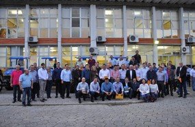 Luzerna contemplada com equipamentos agrícolas