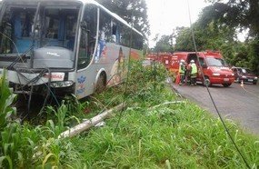 Ônibus da Reunidas se envolve em acidente na SC-355