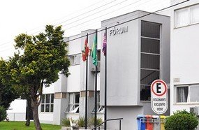 Médico e hospital devem pagar indenização por derrubar bebê no parto
