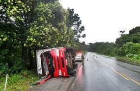 Caminhão de Pinheiro Preto tomba na SC-355