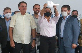 Bolsonaro acompanha entrega de veículos para assistência social em SC