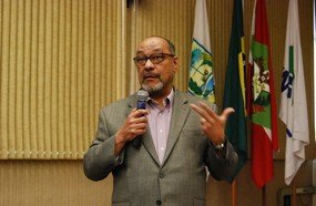 Renomado professor dos Estados Unidos ministra aula na Unoesc