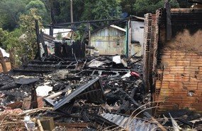 Casa é destruída por incêndio em Catanduvas