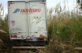 Colisão entre três caminhões deixa dois feridos na BR-282