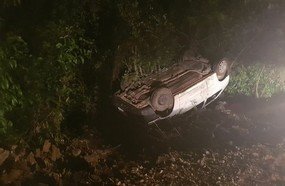 Motorista abandona veículo após capotar em Ibicaré