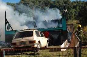 Incêndio destrói casa de madeira em Piratuba