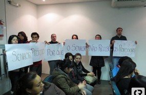 Professores promovem protesto silencioso durante sessão da Câmara