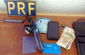 Trio é preso com arma, dinheiro falso e drogas em Campos Novos